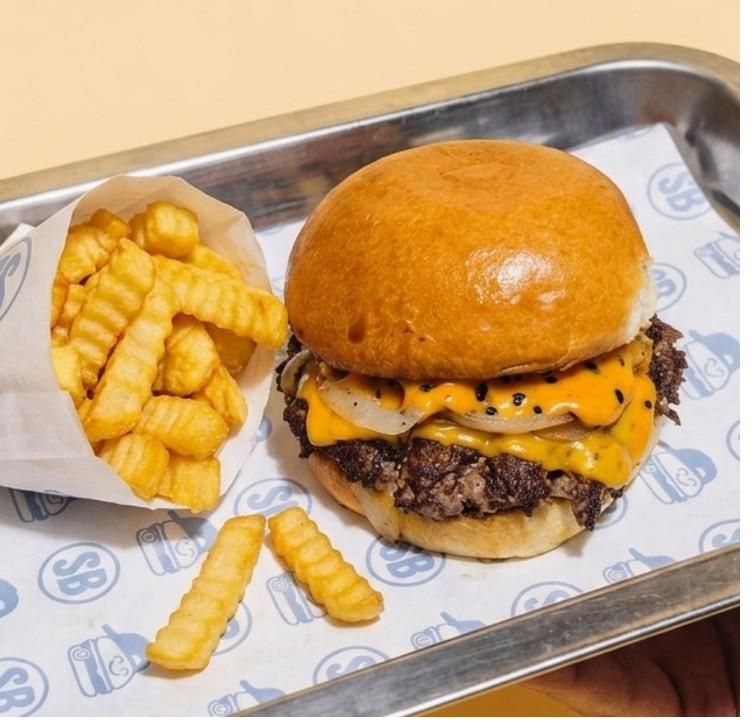 Duo Junior smash burger con papas fritas