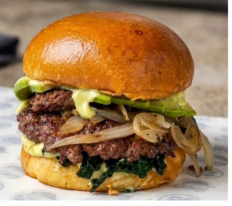 Fit Burger con palta, espinaca salteada y salsa MassZ